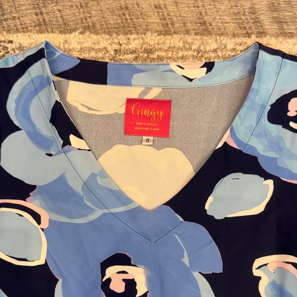 GINGY Dresses & Skirts - Gorgeous Gingy Blue Floral V-Neck Dress